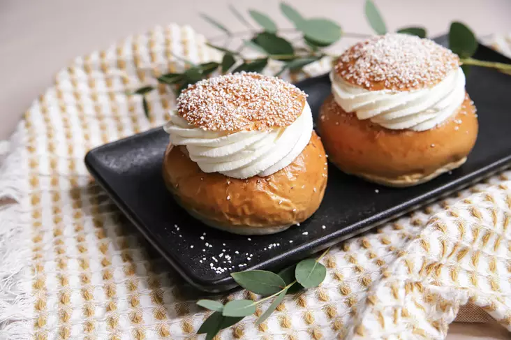 Laskiaispulla lakka-kinuski - KAHVILEIVÄT - 3450 - 5