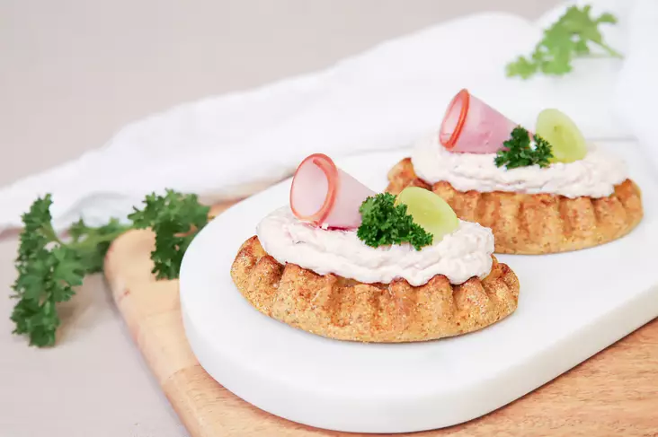 Riisipiirakka kinkkutäytteellä - SUOLAISET TUOTTEET - 7113 - 2