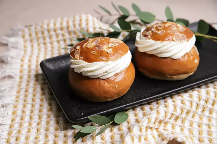 Laskiaispulla mantelitäytteellä - KAHVILEIVÄT - 3446 - 6