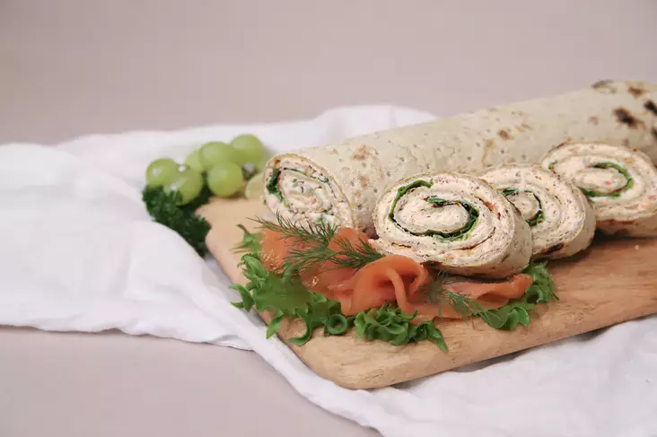 Täytetty rieskarulla lohella - SUOLAISET TUOTTEET - 7206 - 5